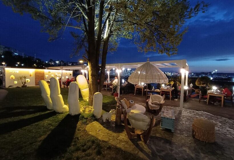 بنسيون Lotus Restaurant & Home