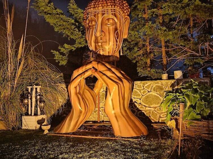 بنسيون Lotus Restaurant & Home