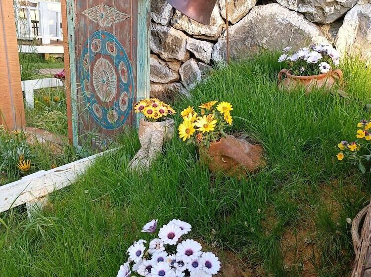 بنسيون Lotus Restaurant & Home