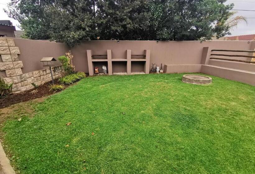 פנסיון Up21 Guest House