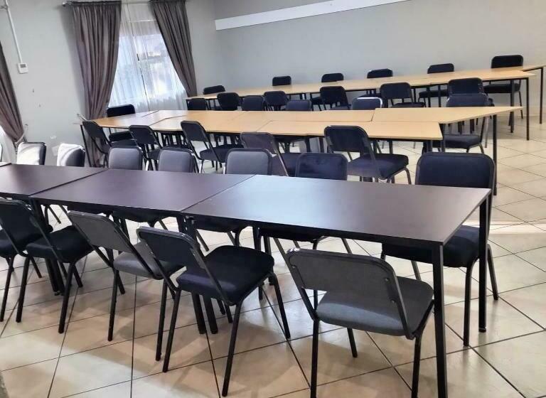 住宿加早餐  Oaklands Inn And Conference Centre