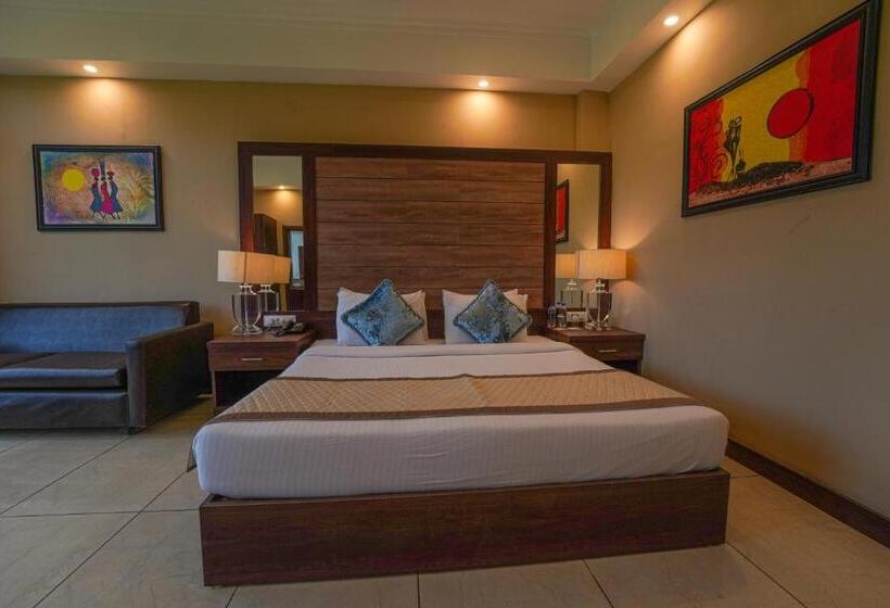 酒店 Neugal Riverfront Resort