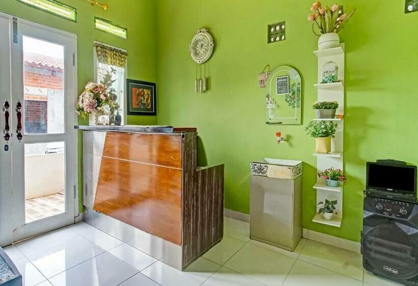 فندق Oyo 90602 Guest House Marisa Syariah