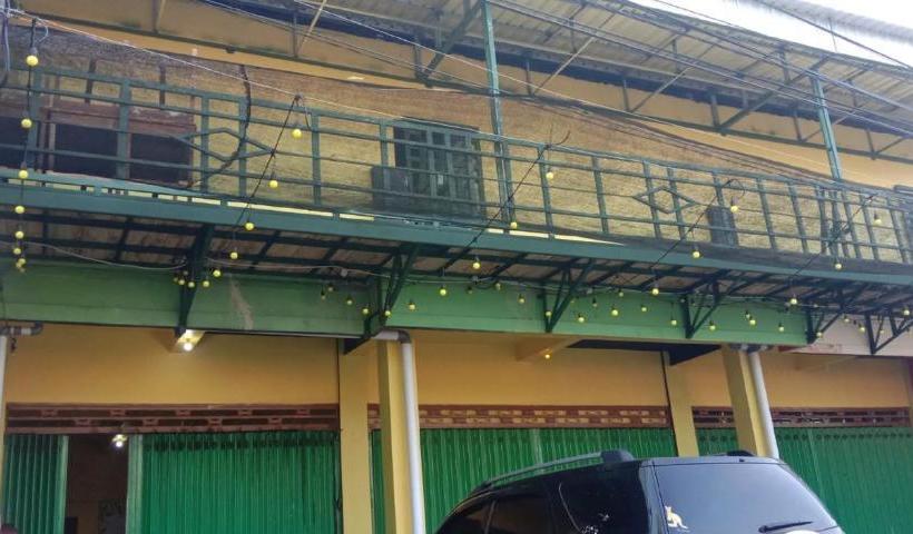 בית מלון כפרי Oyo 90604 Menara Sakti Syariah Homestay