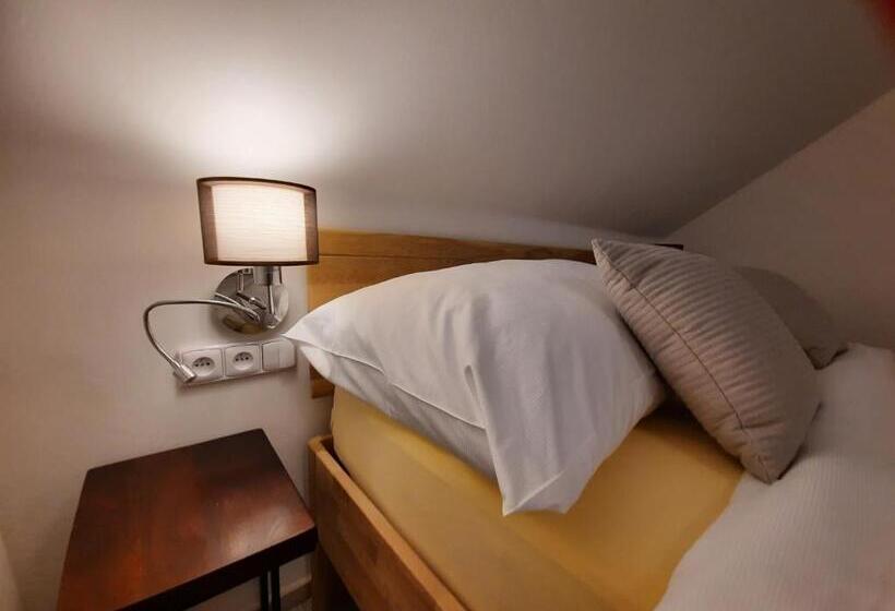 פנסיון Penzion Zahrada Nad řekou, Restaurace A Kavárna   Parkování Grátis