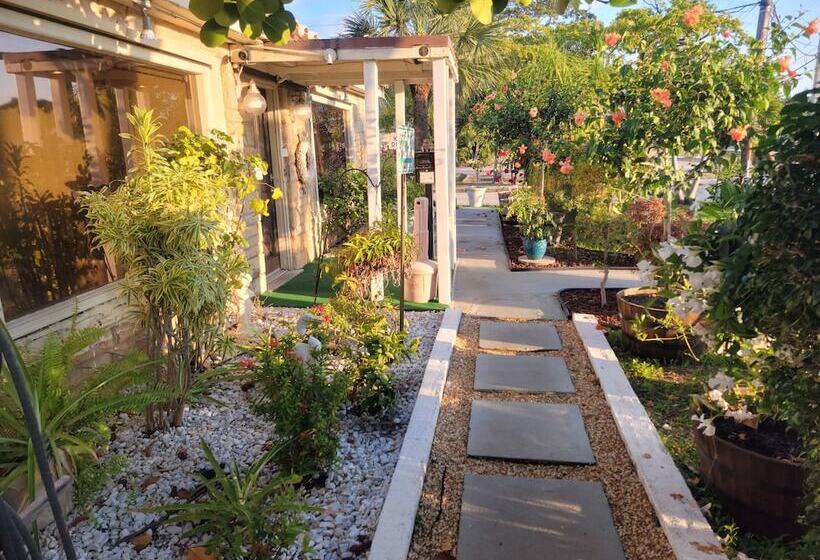 فندق Barefoot Mailman Inn & Suites