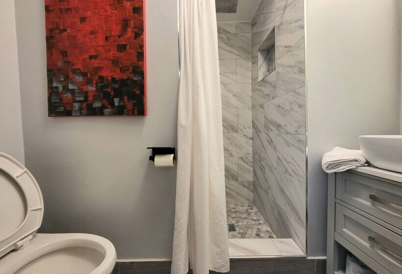 فندق Barefoot Mailman Inn & Suites