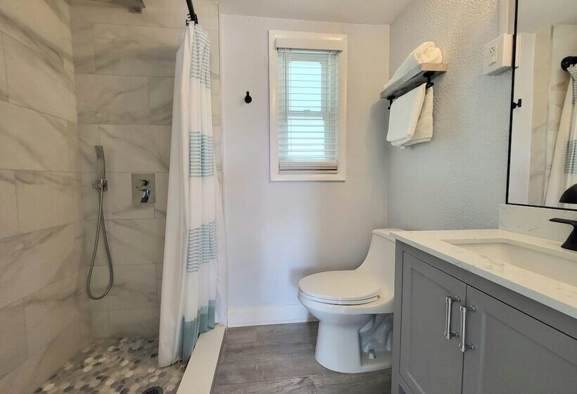 فندق Barefoot Mailman Inn & Suites