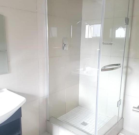 مبيت وإفطار Ebi Okeng Attorneys Inc, 11 Byron Road Table View