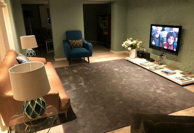 민박 Godinho S House