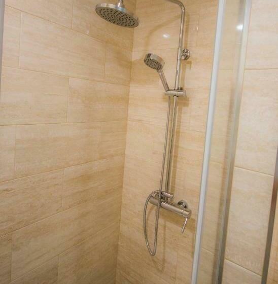 민박 Godinho S House