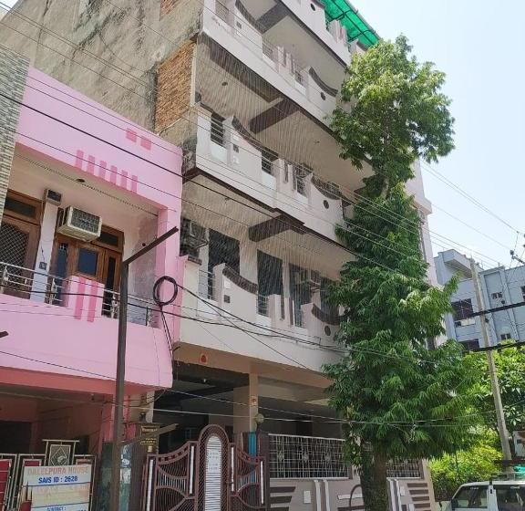 Отель B Shivji & Garden Restaurant