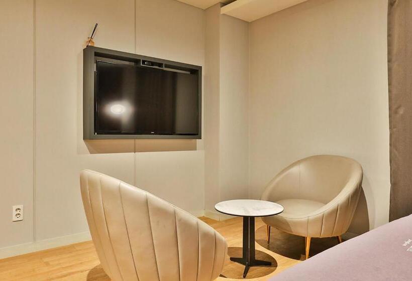 Brown Dot Hotel Jeonggwan