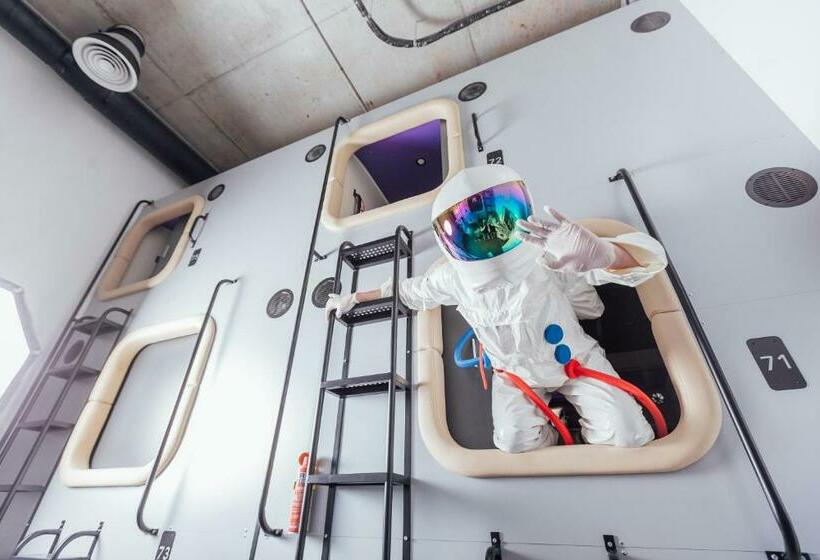 Capsule Hotel Constellation 89