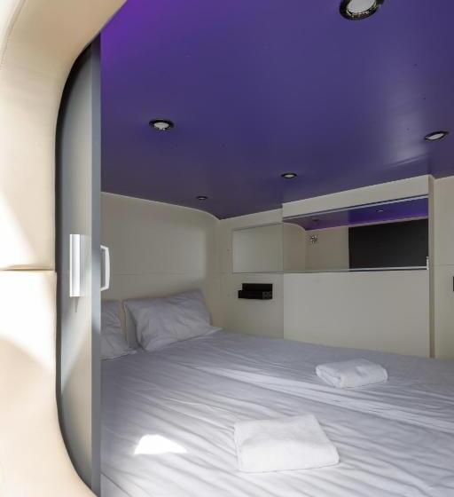 Capsule Hotel Constellation 89