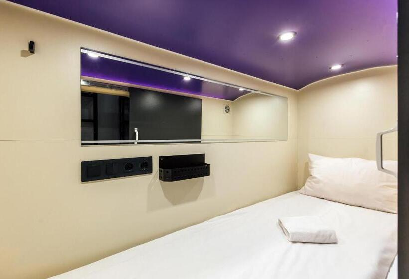 Capsule Hotel Constellation 89