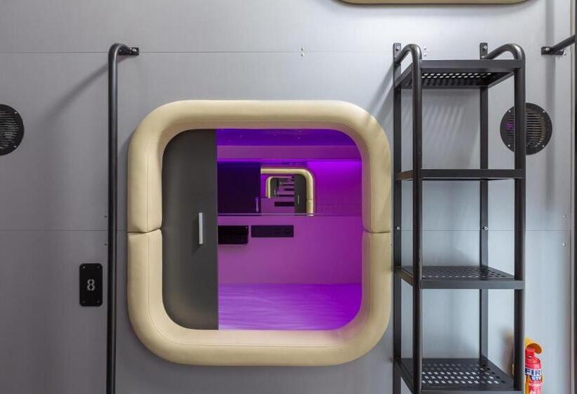 Capsule Hotel Constellation 89