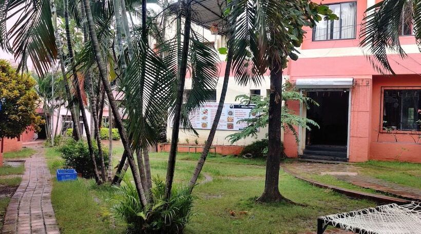 酒店 Holiday Cottage Inn