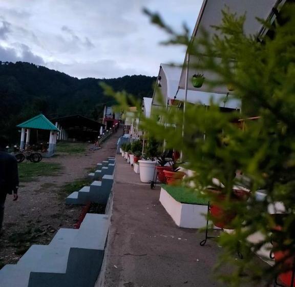 فندق Huts And Hats Resort