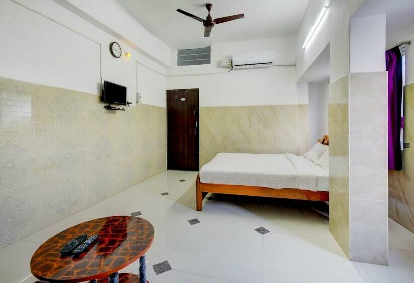 ホテル Oyo 79866 Rena Residency