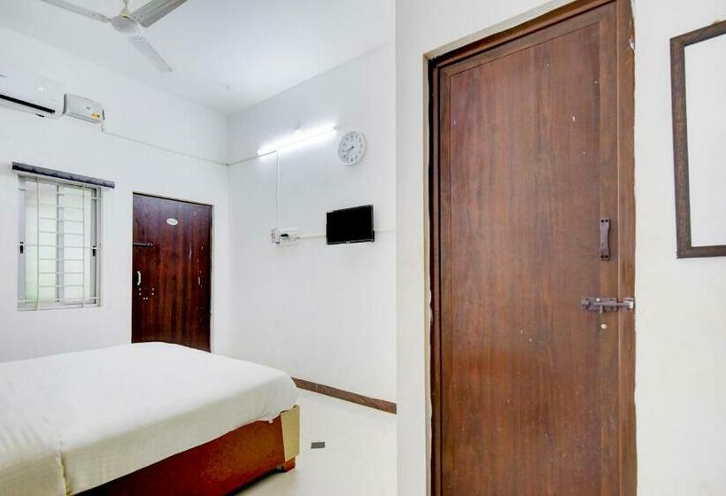 ホテル Oyo 79866 Rena Residency