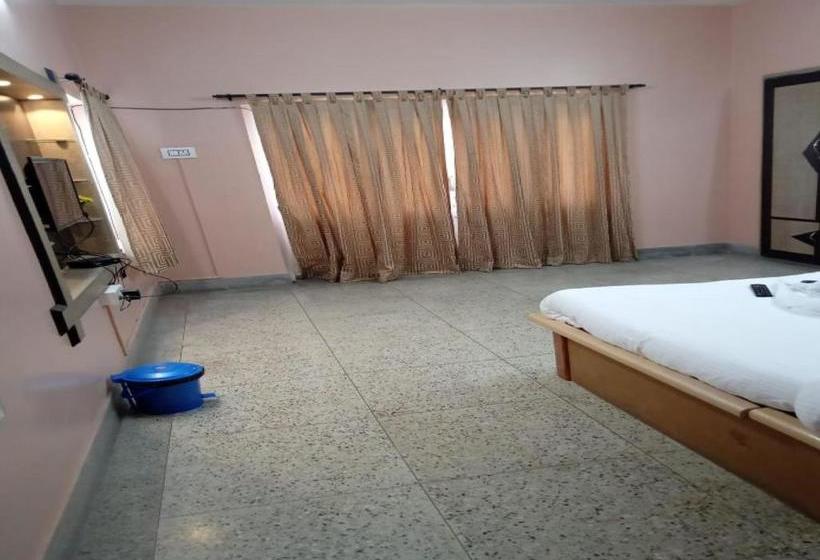 Hotel Pop 82016 Green House