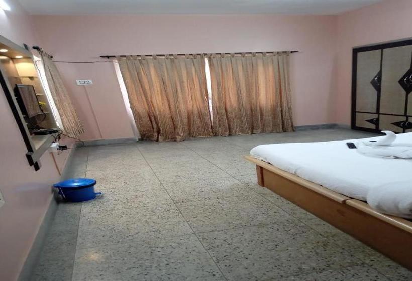 Hotel Pop 82016 Green House