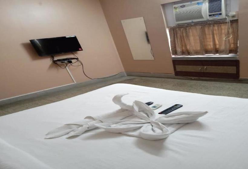 Hotel Pop 82016 Green House