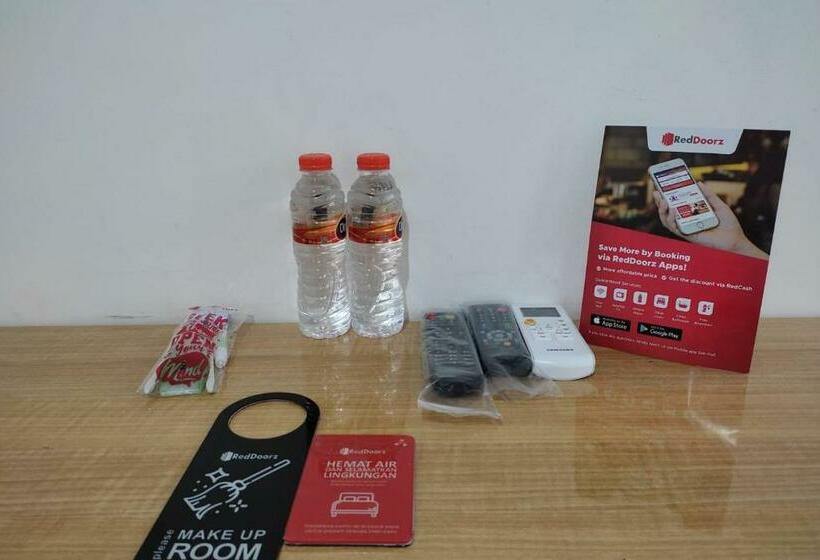 Отель Reddoorz Near Rita Super Mall Purwokerto