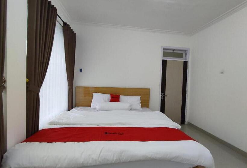 Отель Reddoorz Near Rita Super Mall Purwokerto