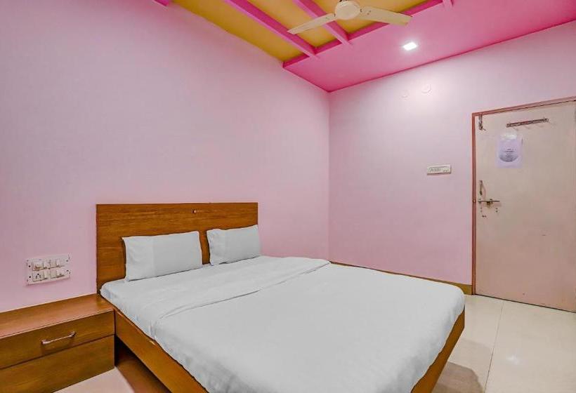 בית מלון כפרי Spot On 82058  A Square