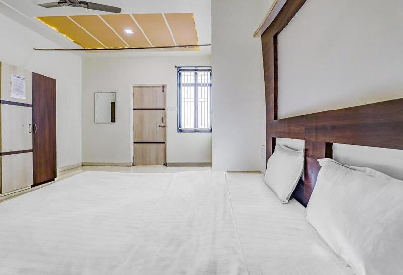 בית מלון כפרי Spot On 82058  A Square