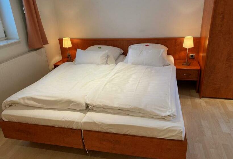 민박 Passage 84   Hotel & Café