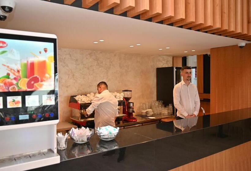 בית מלון כפרי Adria Palace