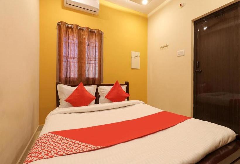 Отель Oyo 77439 Neomaxian Tower