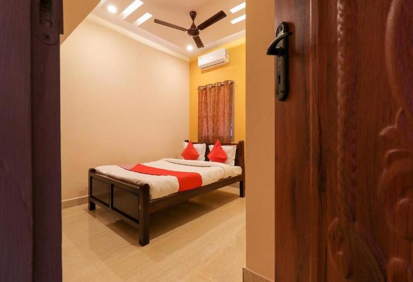 Отель Oyo 77439 Neomaxian Tower