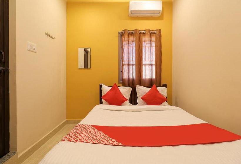 Отель Oyo 77439 Neomaxian Tower