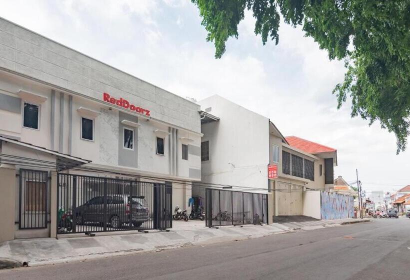 فندق Reddoorz Near Prujakan Station Cirebon