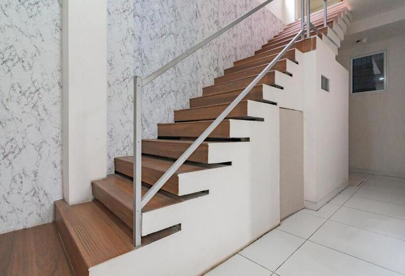 فندق Reddoorz Near Prujakan Station Cirebon