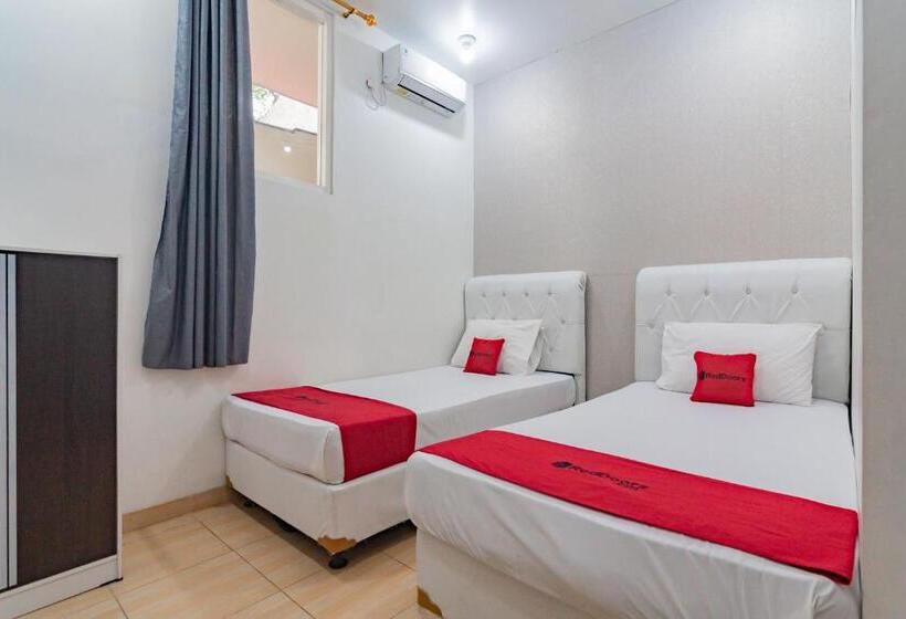 فندق Reddoorz Near Prujakan Station Cirebon