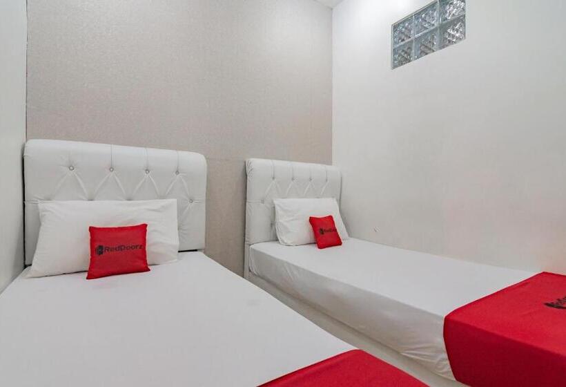 فندق Reddoorz Near Prujakan Station Cirebon