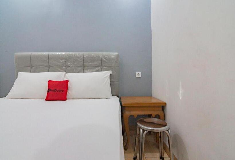فندق Reddoorz Near Prujakan Station Cirebon