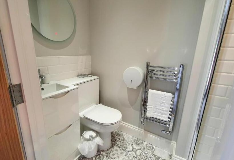 Отель The Adam And Eve