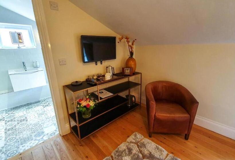 Отель The Adam And Eve