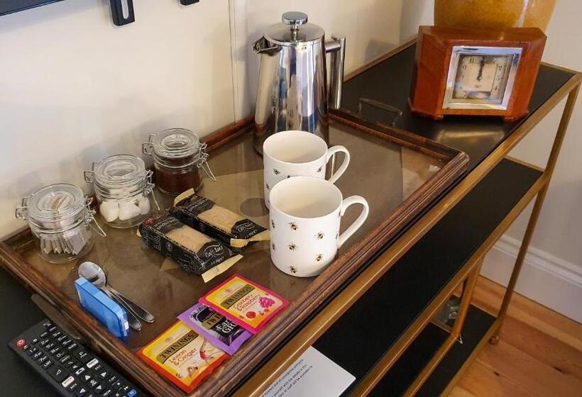 Отель The Adam And Eve