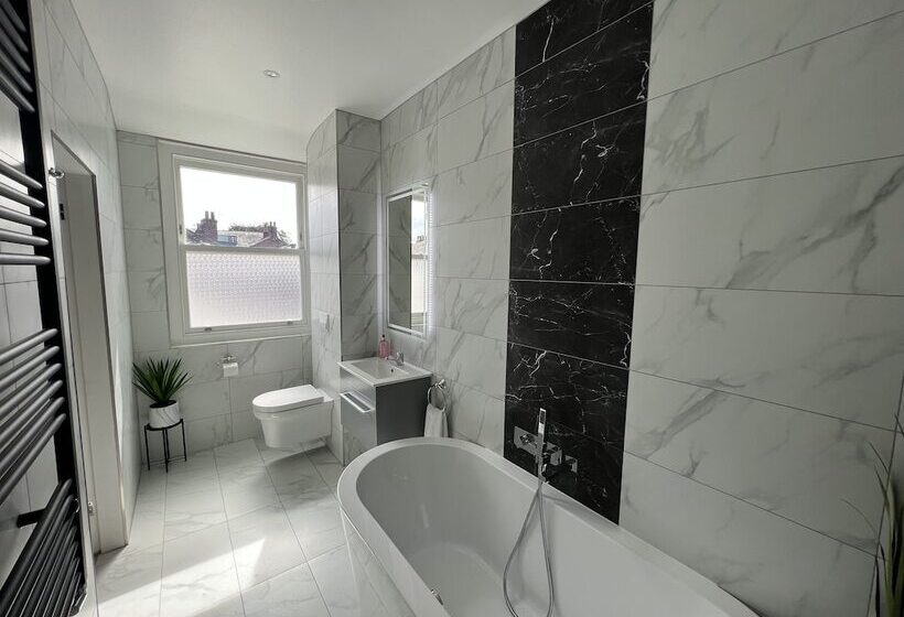 ホテル Winckley Square Residences