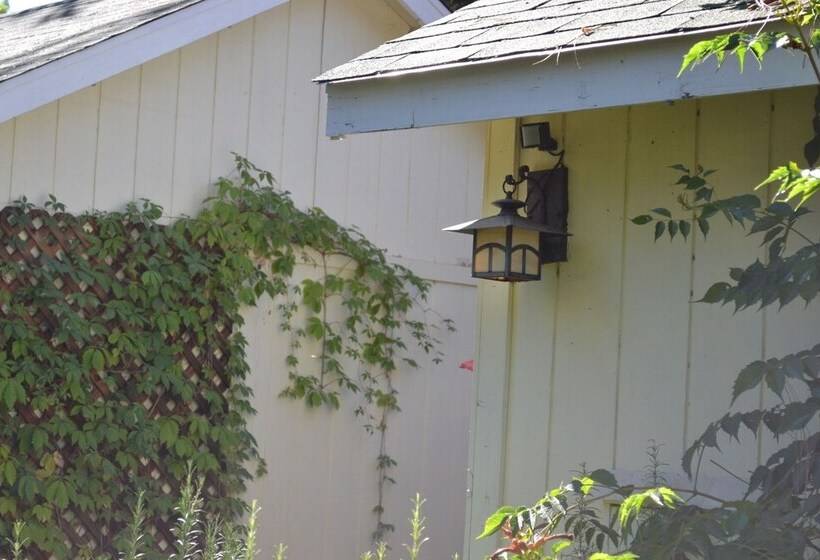 בית מלון כפרי Backyard Garden Oasis