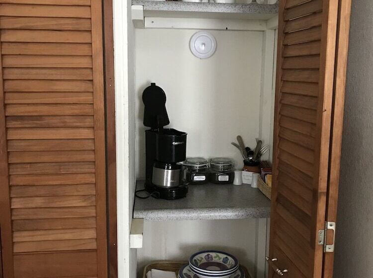 בית מלון כפרי Backyard Garden Oasis