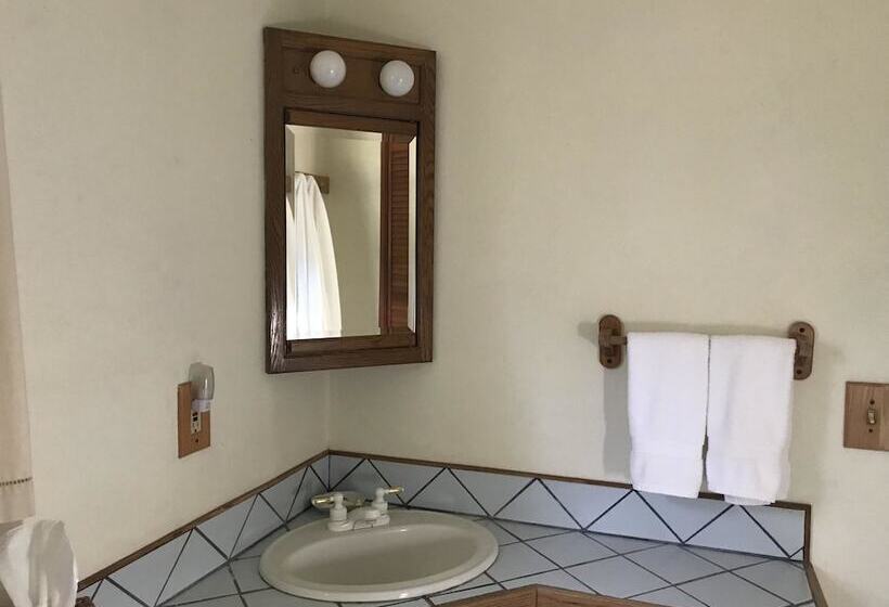 בית מלון כפרי Backyard Garden Oasis