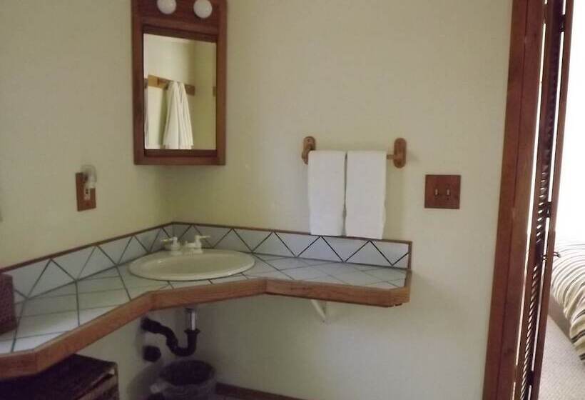 בית מלון כפרי Backyard Garden Oasis